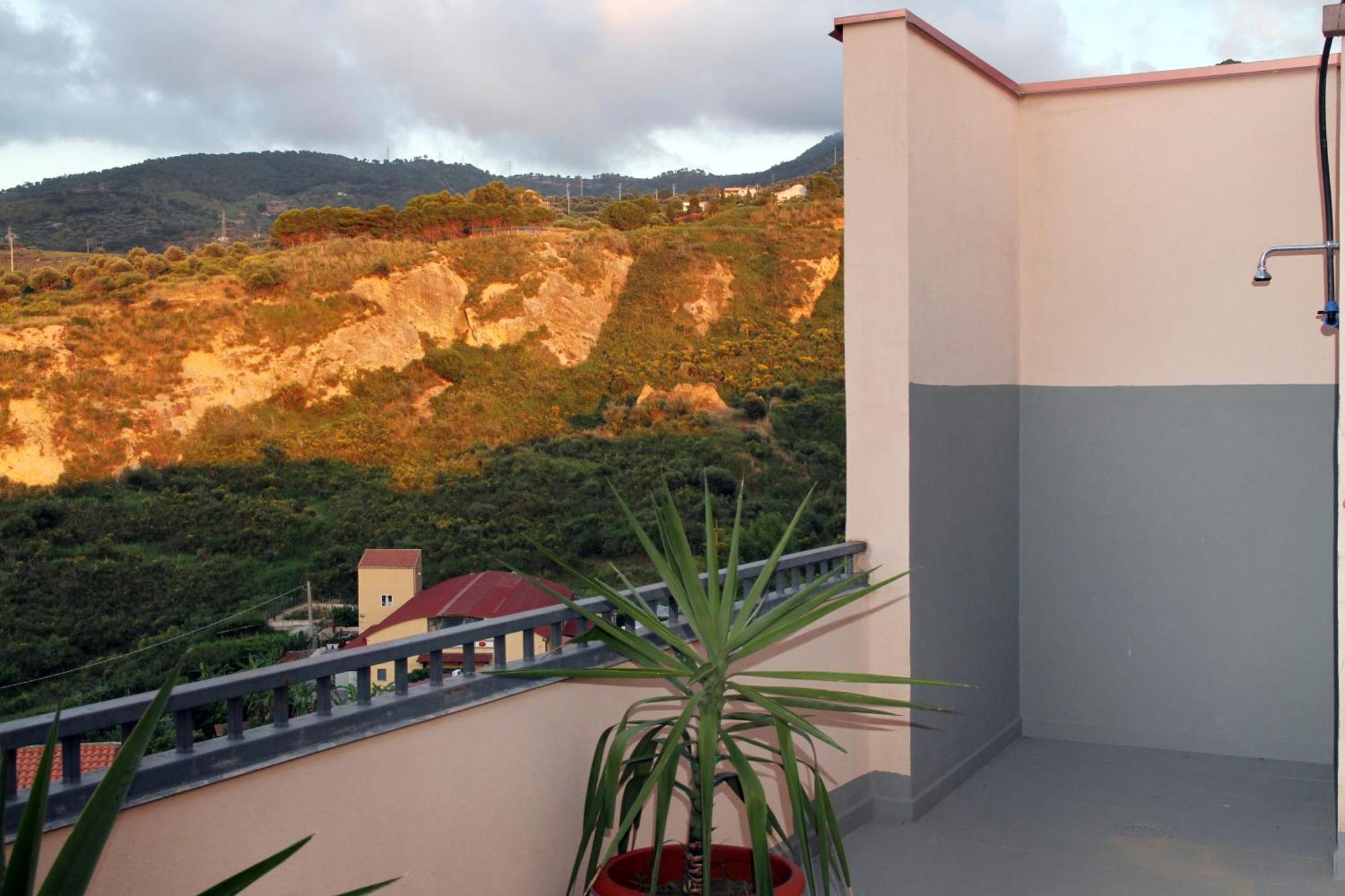 Attico Vista Mare Con Terrazza E Spa Riscaldata Санто-Стефано-ди-Камастра Экстерьер фото